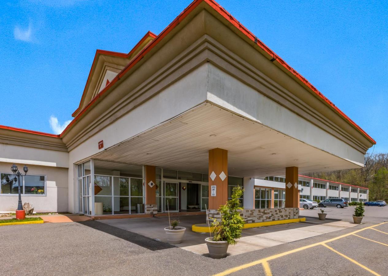 Red Carpet Inn & Suites Hazleton Exterior foto