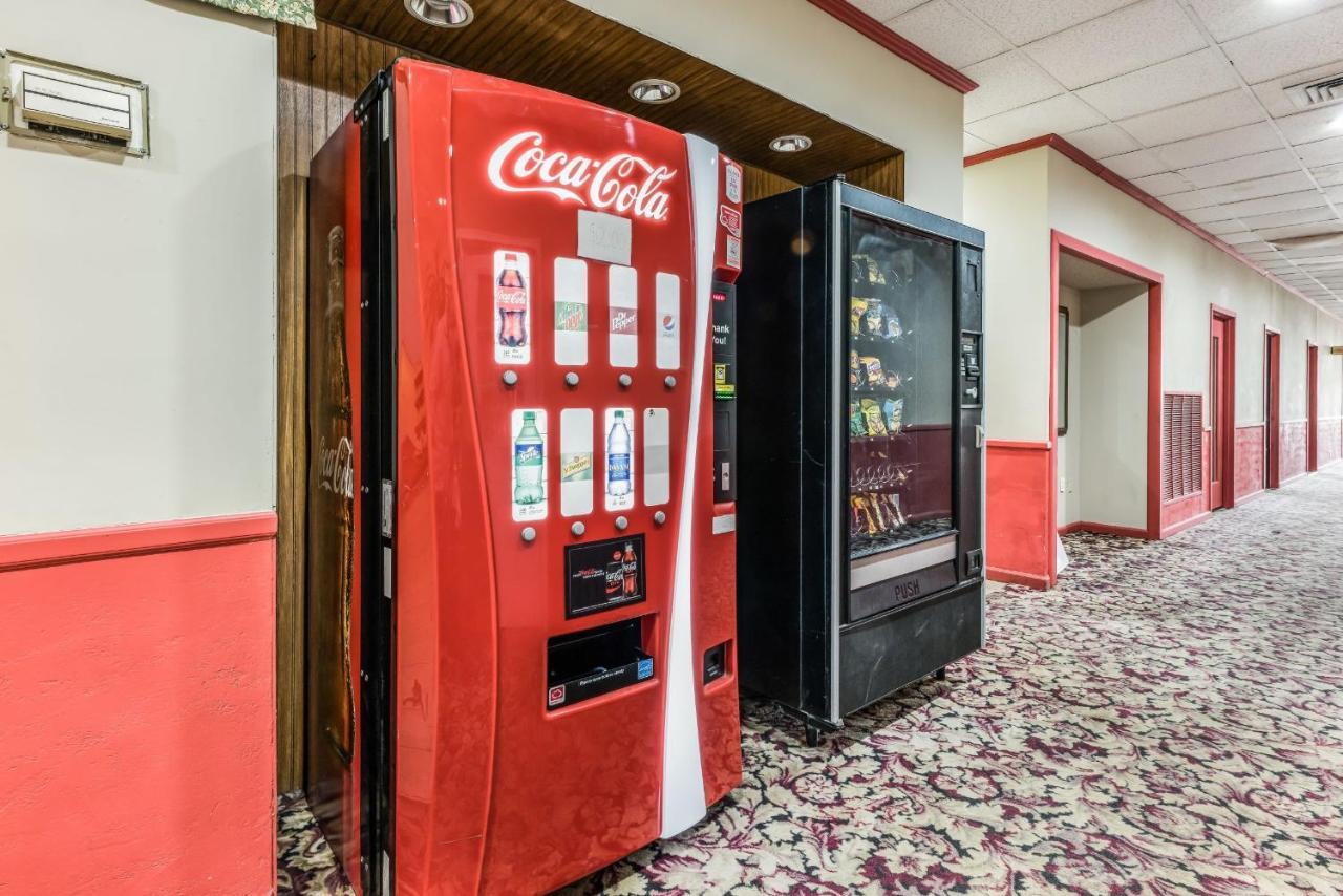 Red Carpet Inn & Suites Hazleton Exterior foto